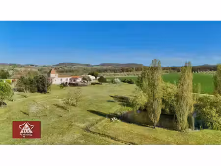 propriété contemporaine avec lac et maison d'amis.
