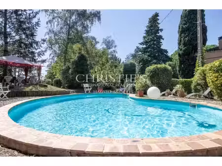 résidence moderne et élégante avec appartement et piscine