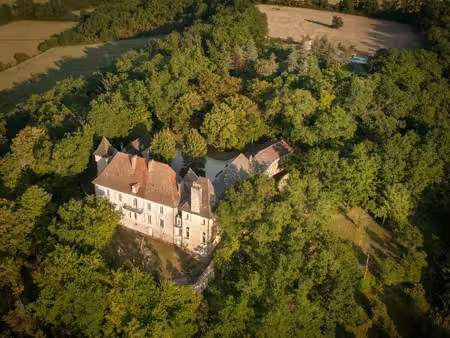 un château exquisément turretté situé au milieu d'une campagne à couper le souffle
