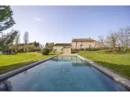 ferme enchantée avec caractéristiques de design uniques et appartement attenant sur 4...