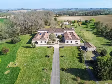 manoir seigneurial avec magnifique piscine et vues panoramiques