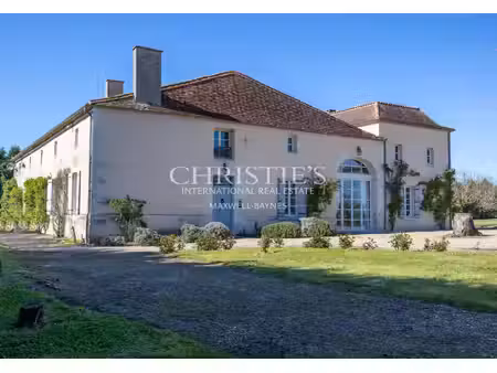 manoir élégant avec un cottage de garde et des jardins soigneusement aménagés