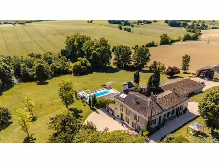 domaine du manoir de tournesol : un refuge pittoresque avec une piscine et un lac...