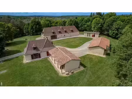 domaine d'exception sur 100 hectares de forêt privée et bâtis en pierre. vidéo sur...