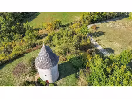 un domaine clôturé à couper le souffle  comprenant un charmant moulin  niché au milieu de.