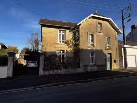 imposante maison individuelle à rénover au centre-ville