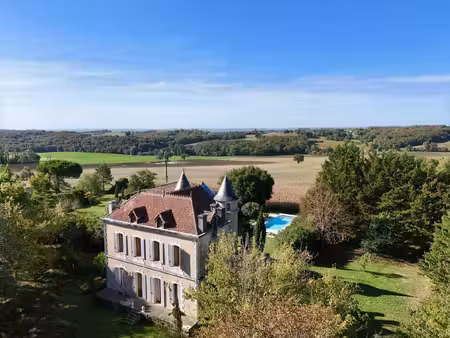 entre eymet et marmande - château à tourelles du xixe entièrement restauré  piscine...
