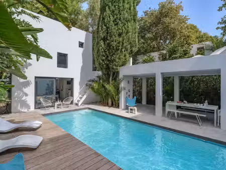 maison contemporaine et bâtisse rénovée dans un écrin de ver