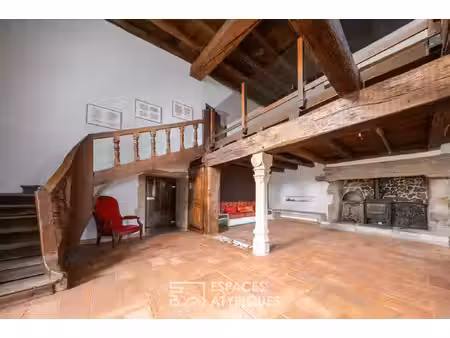 ancien prieuré de caractère  grands volumes et verger intimiste