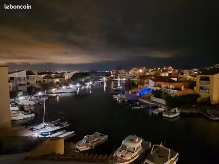 appartement dans une marina avec une vue imprenable