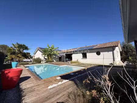 cursan belle maison de plain-pied avec piscine  beaux volu