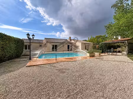 maison t4 de plain pied sur 1088 m² de terrain avec piscine.