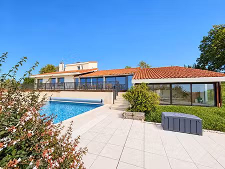 pujols  villa d'architecte avec piscine et vue