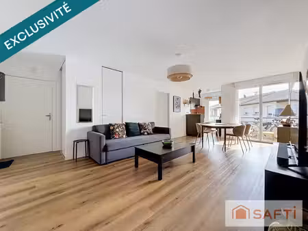 t2 lumineux avec balcon  piscine et 2 parkings