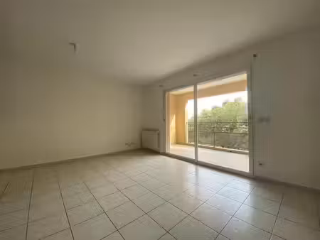 roquemaure - appartement t3 71.62m² avec terrasse