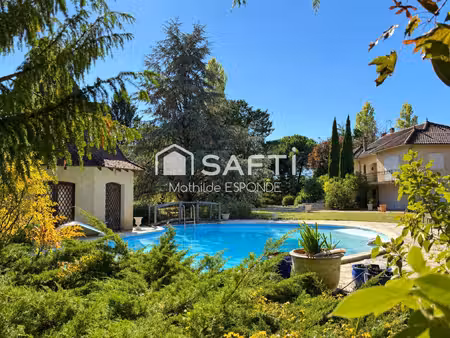 maison de 224m² avec parc arboré  piscine et boxes