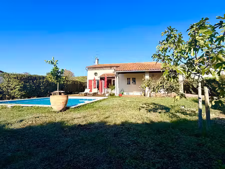 au calme  maison de 128m2 sur jardin de 793m2 avec piscine.