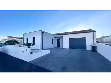 maison récente avec piscine chauffée et grand garage à bretignolles sur mer