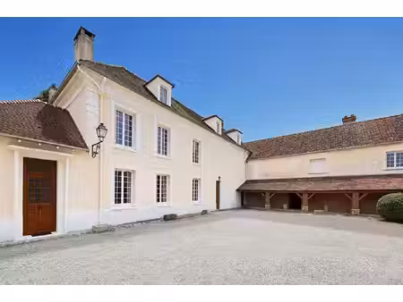 ancien logis de charme du xviie et ses vastes dépendances dans un village en bord de marne