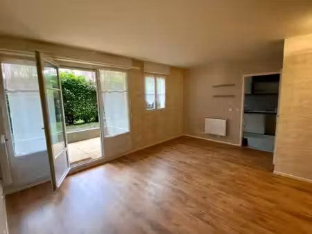 f2 à 2min à pieds du rer! terrasse jardinet et une place de parking