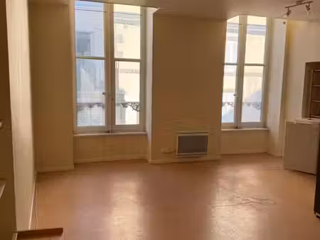 plateau central  studio lumineux de 25m2 dans rue calme