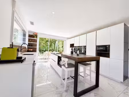 maison familiale de 150m2 environ avec piscine  vie de plain-pied et terrain de 1 169 m²
