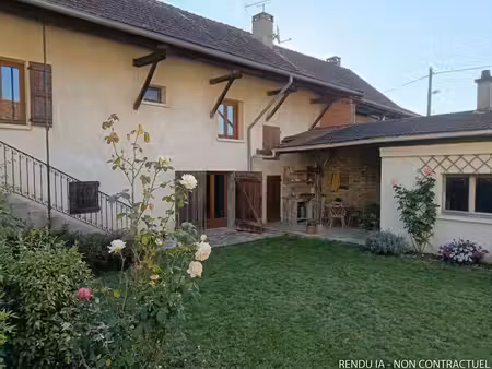 maison de village avec cour fermée et terrain en face