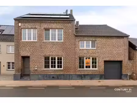 instapklare woning met vier slaapkamers op perceel van 11a22