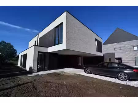 prachtige halfopen bebouwing met modernistische architectuur