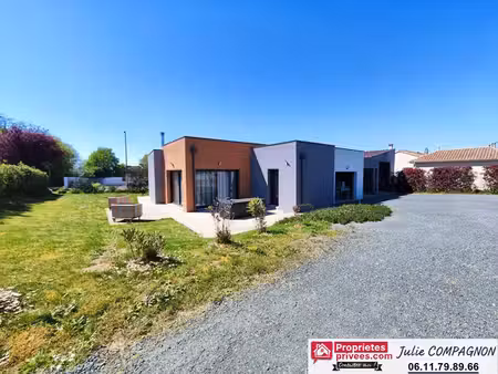 maison 100 m² avec 2 chambres   2 garages  grand carport et jardin