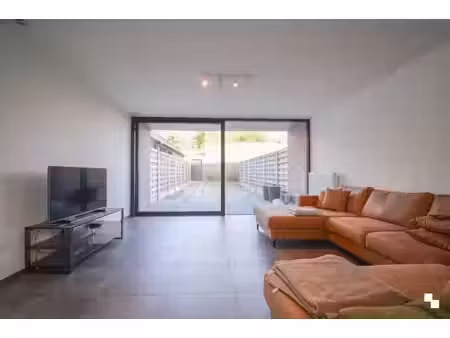 ruim en modern gelijkvloers appartement met binnentuin te staden