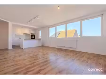 volledig gerenoveerd appartement met 2 slaapkamers  dressing/slaapkamer en zonnig terras.