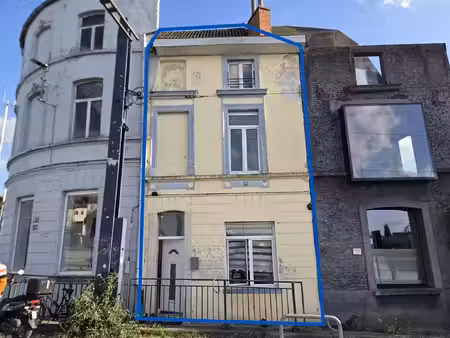 op te frissen burgerwoning met prachtig zicht op de dokken in een buurt die volop in ontwi