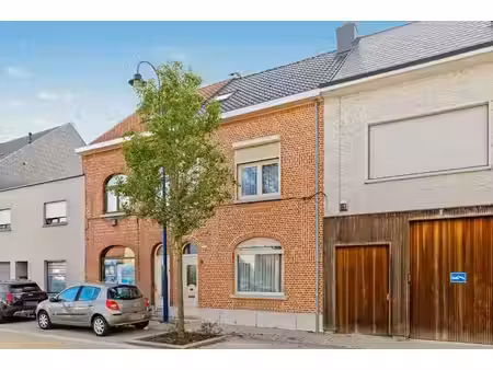 gunstig gelegen rijwoning met zonnige tuin en praktische zijdoorgang