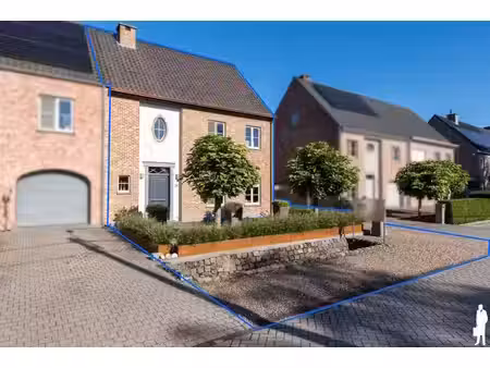 villa met 4 slpk.  2 badk. en grote werkplaats in ravels