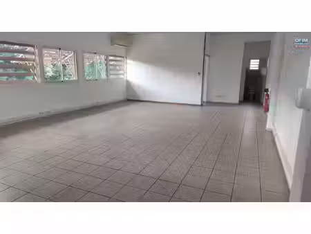 à louer 800 €– local commercial ou professionnel de 70 m² au centre ville de trois mares -