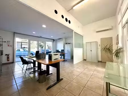 location commerce arles 13200 72m²