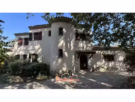 villa de caractere - beaux volumes - piscine et terrain