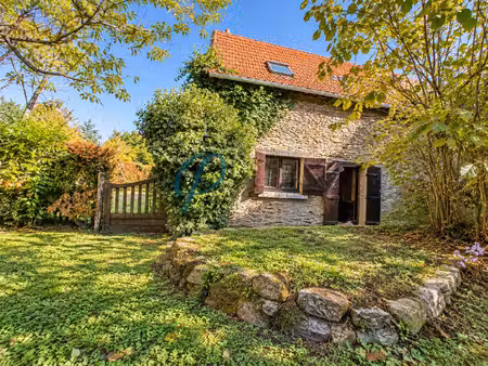 maison en pierre à rénover  2 chambres  cheminée et grenier