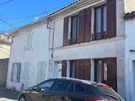 pont l’abbé d’arnoult  maison de ville louée avec 3 chambres  courette et jardinet