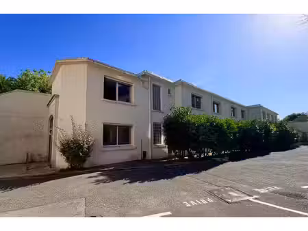 location local professionnel 394m²