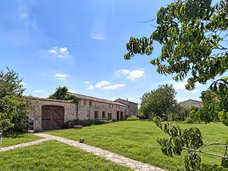 secteur mansle : ensemble immobilier en pierres composé de 3 habitations et plusieurs...