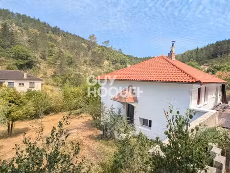 maison rénovée dans la verdure