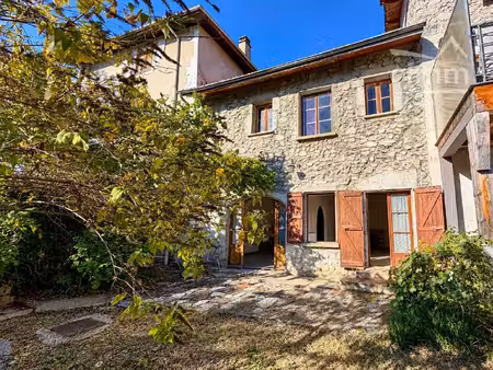 saint-nazaire-les-eymes – maison de village en pierre de 105 m² avec jardin