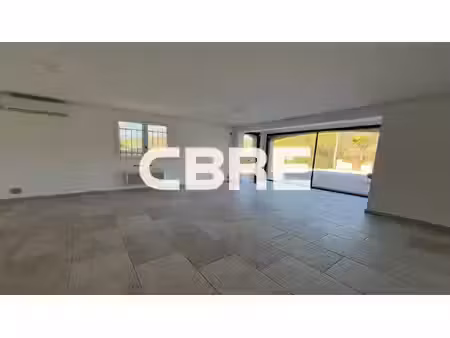 location local professionnel 260m²