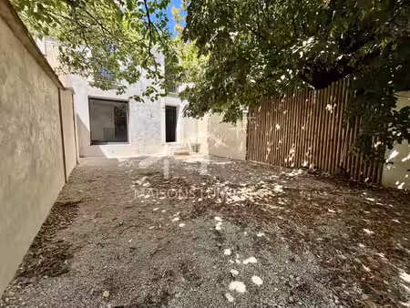 maison de ville de type 3 sur deux niveaux avec cour - 1030€