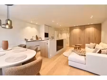 superbe appartement rénové avec goût  offrant 3 chambres et