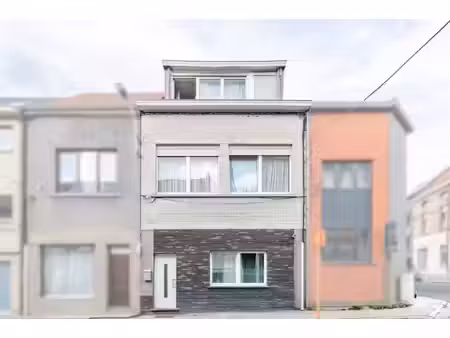 maison spacieuse avec 3 chambres & 2 salles de bains à alost