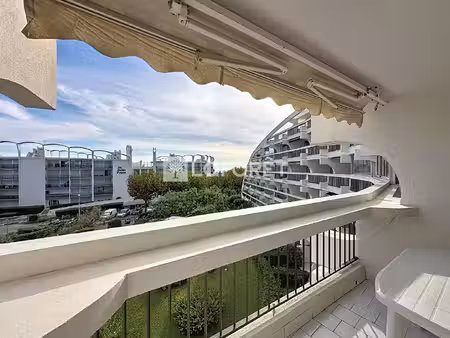 grand studio cabine plein sud avec échappée mer et fort potentiel t2