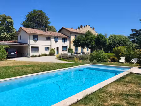 belle maison atypique avec piscine